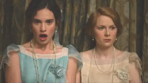 Lily James y Emily Beecham en 'The Pursuit of Love' Lily James y Emily Beecham en 'The Pursuit of Love'