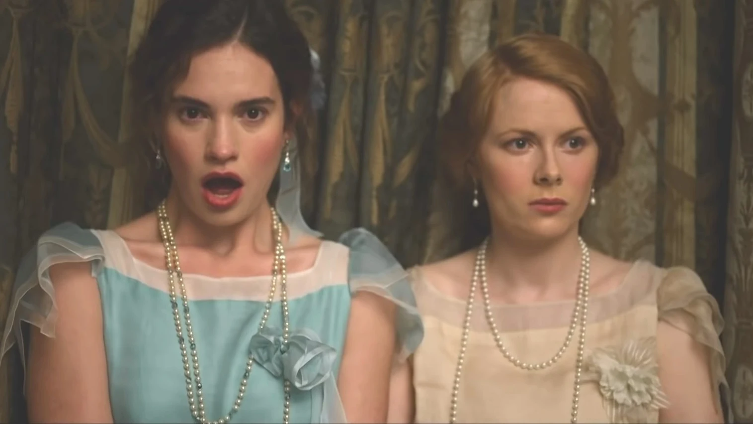 Lily James y Emily Beecham en 'The Pursuit of Love'