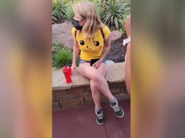 Una tiktoker amenazada en un parque de atracciones en Oklahoma por llevas pantalones "muy cortos"