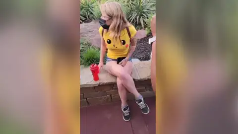 Una tiktoker amenazada en un parque de atracciones en Oklahoma por llevas pantalones "muy cortos" Una tiktoker amenazada en un parque de atracciones en Oklahoma por llevas pantalones "muy cortos"