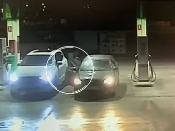 Roban un coche en una gasolinera de Sevilla mientras el propietario pagaba el repostaje Roban un coche en una gasolinera de Sevilla mientras el propietario pagaba el repostaje