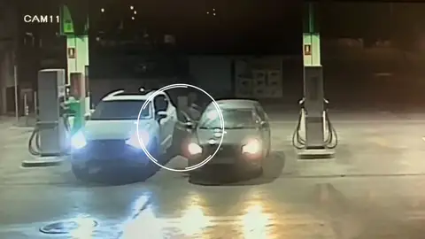 Roban un coche en una gasolinera de Sevilla mientras el propietario pagaba el repostaje Roban un coche en una gasolinera de Sevilla mientras el propietario pagaba el repostaje