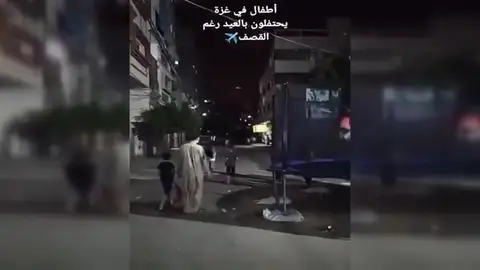 El horror en Gaza: un niño llora junto al ataúd de su padre mientras otros juegan en la calle durante los bombardeos El horror en Gaza: un niño llora junto al ataúd de su padre mientras otros juegan en la calle durante los bombardeos