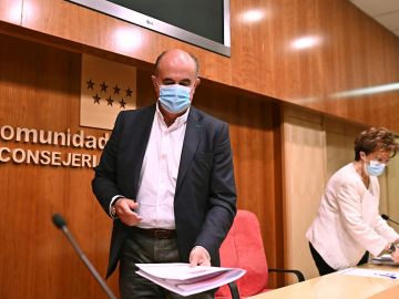 l viceconsejero Salud Publica y Plan COVID -19, Antonio Zapatero, y la directora general de Salud Pública de la Comunidad de Madrid, Elena Andrada, momentos antes de informar de las nuevas restricciones contra el coronavirus en el primer viernes sin estado de alarma