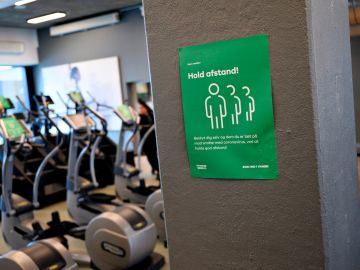 Señal de distanciamiento social en un gimnasio en Dinamarca