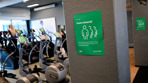 Señal de distanciamiento social en un gimnasio en Dinamarca Coronavirus