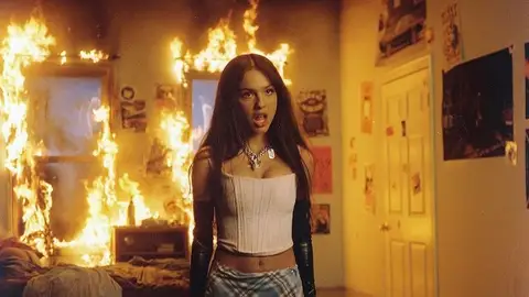 Olivia Rodrigo en su tema 'good 4 u' Olivia Rodrigo en su tema 'good 4 u'