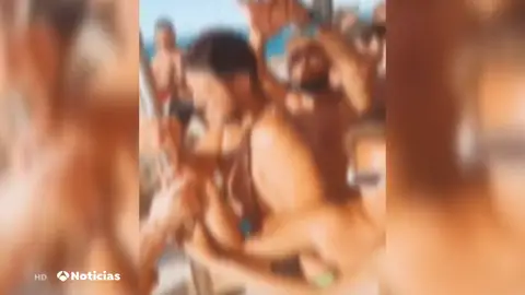 La Guardia Civil investiga una fiesta ilegal en un catamarán en la costa de Gran Canaria La Guardia Civil investiga una fiesta ilegal en un catamarán en la costa de Gran Canaria