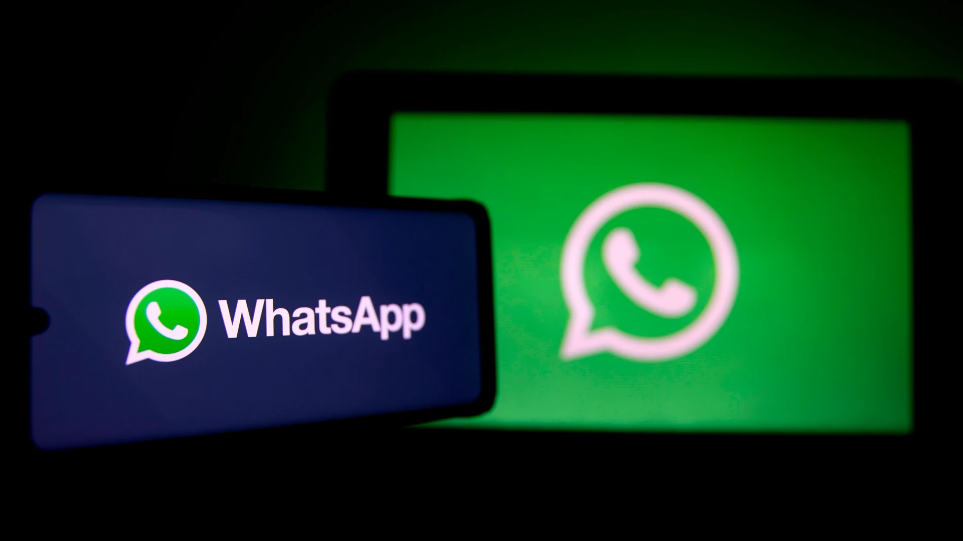 WhatsApp y su logo en dos pantallas