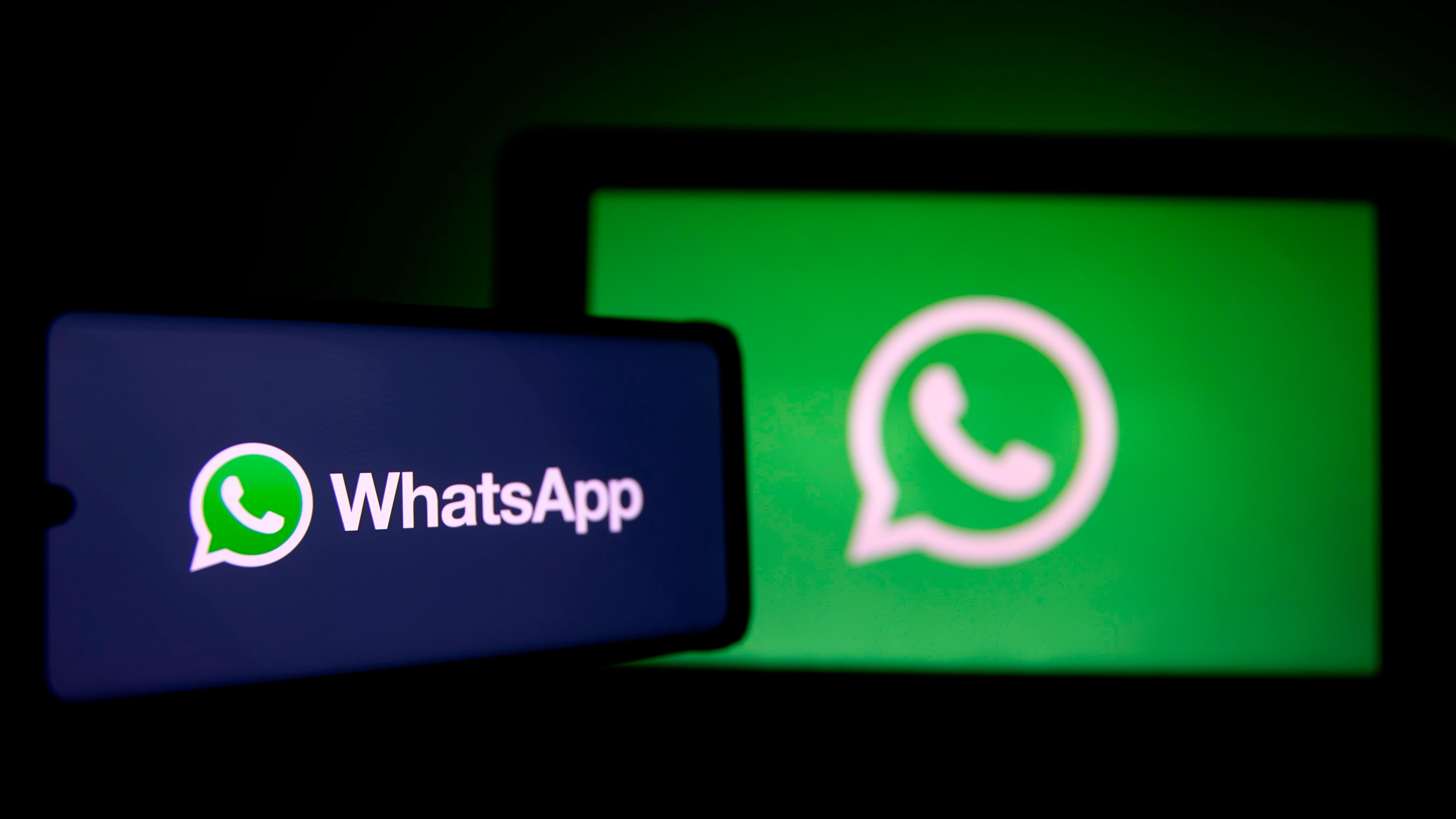 WhatsApp y su logo en dos pantallas WhatsApp y su logo en dos pantallas