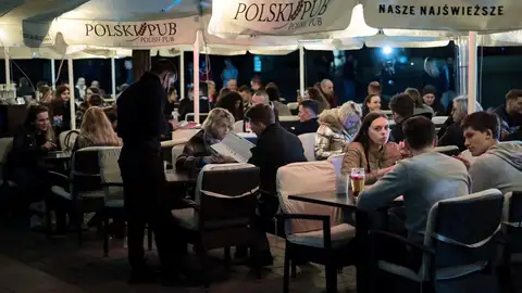 Polonia reabre las terrazas de restaurantes y cafeterías tras 7 meses de cierre por la pandemia de coronavirus Polonia reabre las terrazas de restaurantes y cafeterías tras 7 meses de cierre por la pandemia de coronavirus