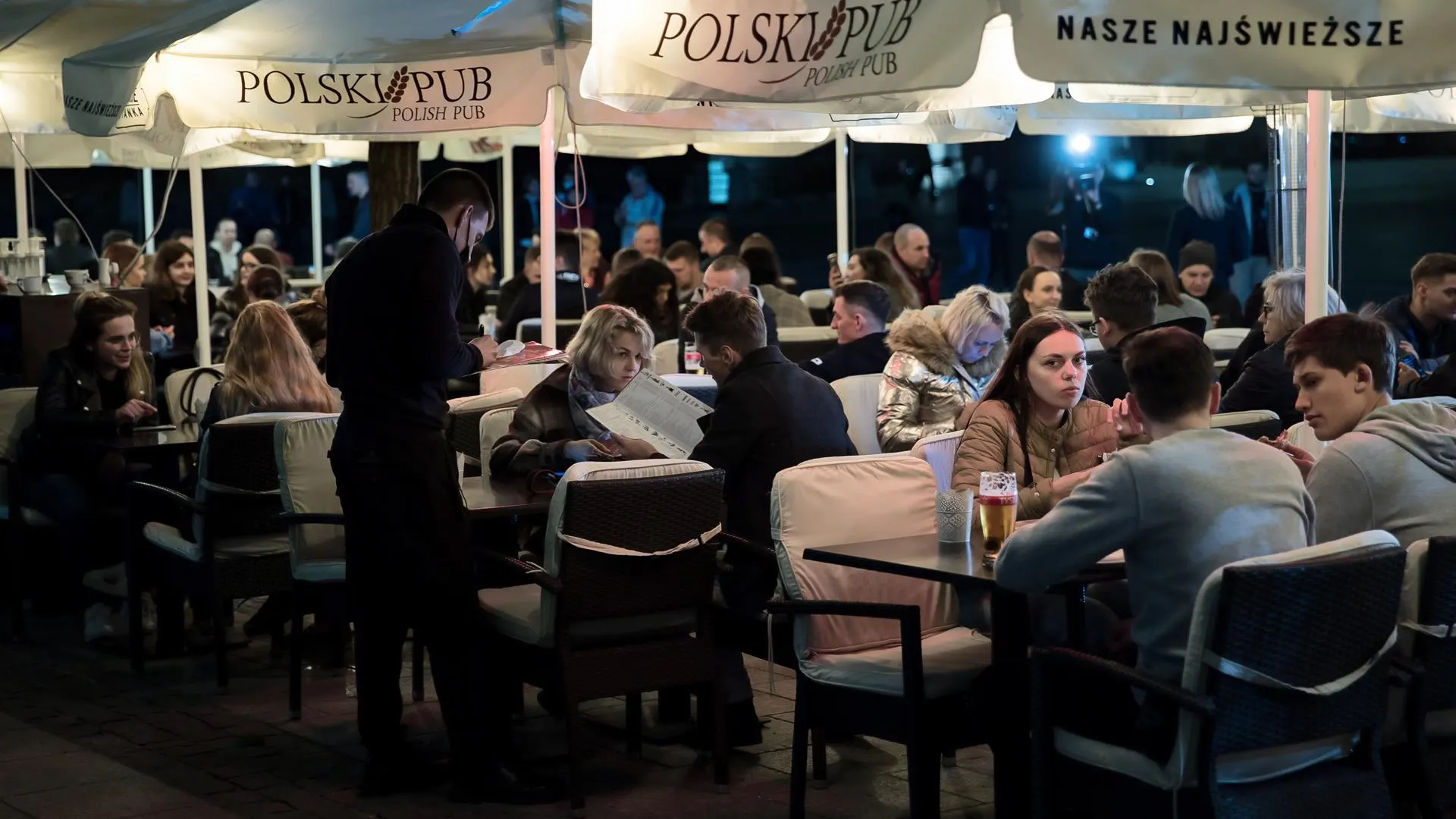 Polonia reabre las terrazas de restaurantes y cafeterías tras 7 meses de cierre por la pandemia de coronavirus Polonia reabre las terrazas de restaurantes y cafeterías tras 7 meses de cierre por la pandemia de coronavirus