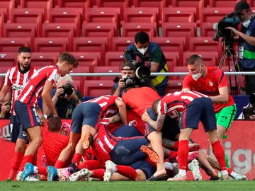 El Atlético y el Real Madrid ganan y la Liga Santander se decidirá en la última jornada El Atlético y el Real Madrid ganan y la Liga Santander se decidirá en la última jornada