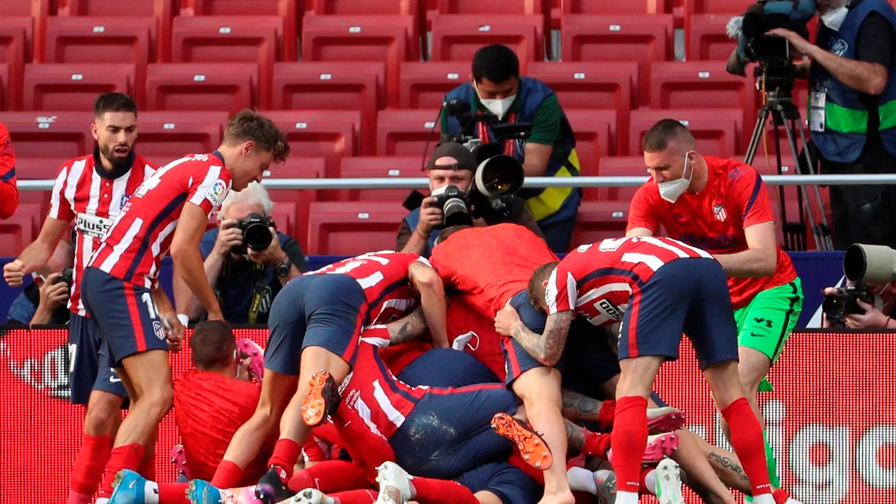 El Atl&eacute;tico y el Real Madrid ganan y la Liga Santander se decidir&aacute; en la &uacute;ltima jornada