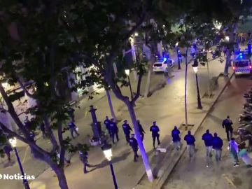 La Guardia Urbana y los Mossos desalojan a 9.000 personas que estaban haciendo botellón en las calles de Barcelona