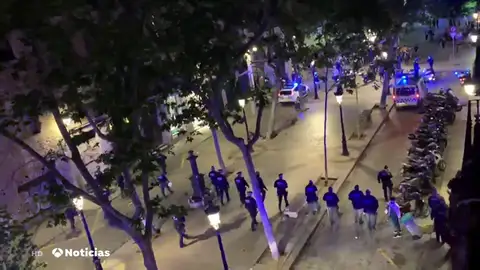 La Guardia Urbana y los Mossos desalojan a 9.000 personas que estaban haciendo botellón en las calles de Barcelona La Guardia Urbana y los Mossos desalojan a 9.000 personas que estaban haciendo botellón en las calles de Barcelona