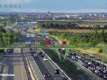 Vuelven los atascos en los accesos a las principales ciudades tras el fin del estado de alarma Vuelven los atascos en los accesos a las principales ciudades tras el fin del estado de alarma