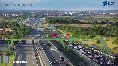 Vuelven los atascos en los accesos a las principales ciudades tras el fin del estado de alarma Vuelven los atascos en los accesos a las principales ciudades tras el fin del estado de alarma