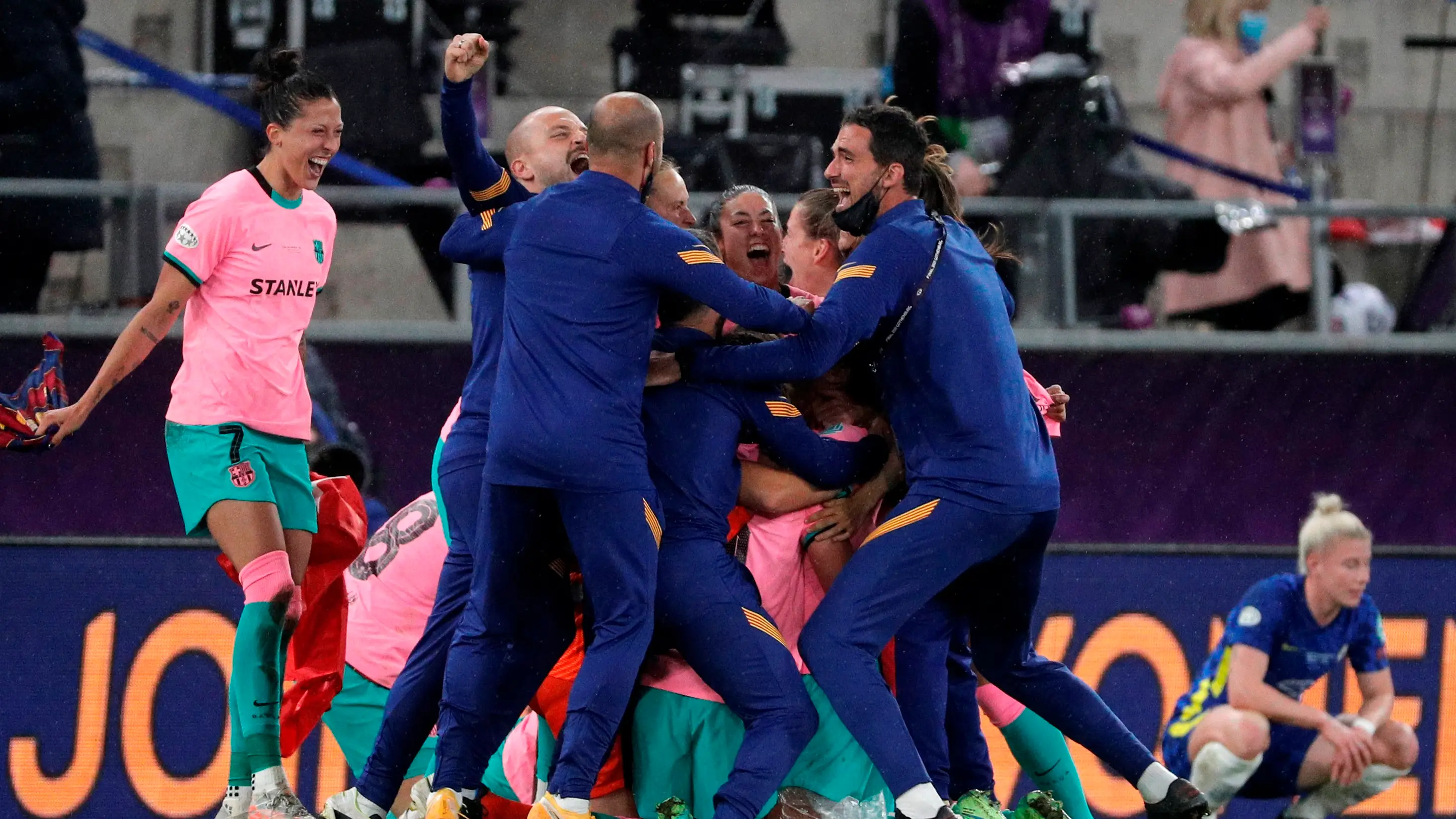 El Barcelona femenino gana la primera Champions de su hiistoria tras golear al Chelsea en la final El Barcelona femenino gana la primera Champions de su hiistoria tras golear al Chelsea en la final