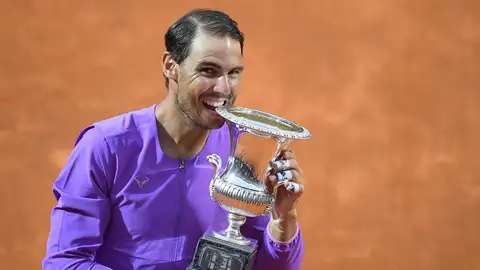 Rafa Nadal gana su décimo Masters de Roma tras doblegar a Djokovic en la final Rafa Nadal gana su décimo Masters de Roma tras doblegar a Djokovic en la final