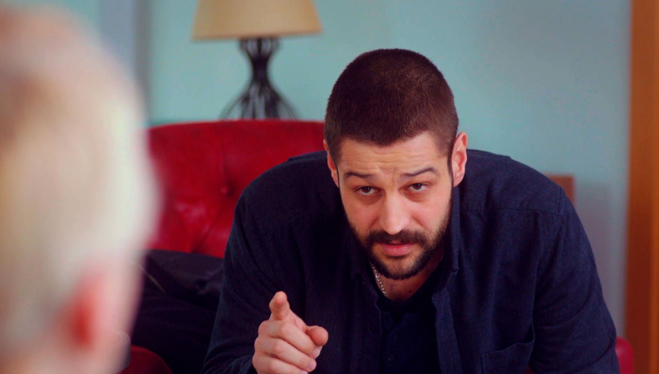 Cemal retiene a Zeynep para llevar a cabo su plan: "Voy a quitarle la custodia a Demir" Cemal retiene a Zeynep para llevar a cabo su plan: "Voy a quitarle la custodia a Demir"