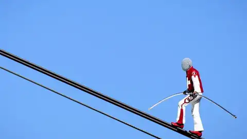 Equilibristas se juegan la vida con sus acrobacias sobre un glaciar de los Alpes Suizos Equilibristas se juegan la vida con sus acrobacias sobre un glaciar de los Alpes Suizos