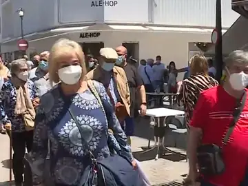 Un grupo de mayores llega a Benidorm en un viaje sustitutivo del Imserso Un grupo de mayores llega a Benidorm en un viaje sustitutivo del Imserso