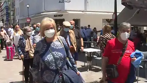 Un grupo de mayores llega a Benidorm en un viaje sustitutivo del Imserso Un grupo de mayores llega a Benidorm en un viaje sustitutivo del Imserso