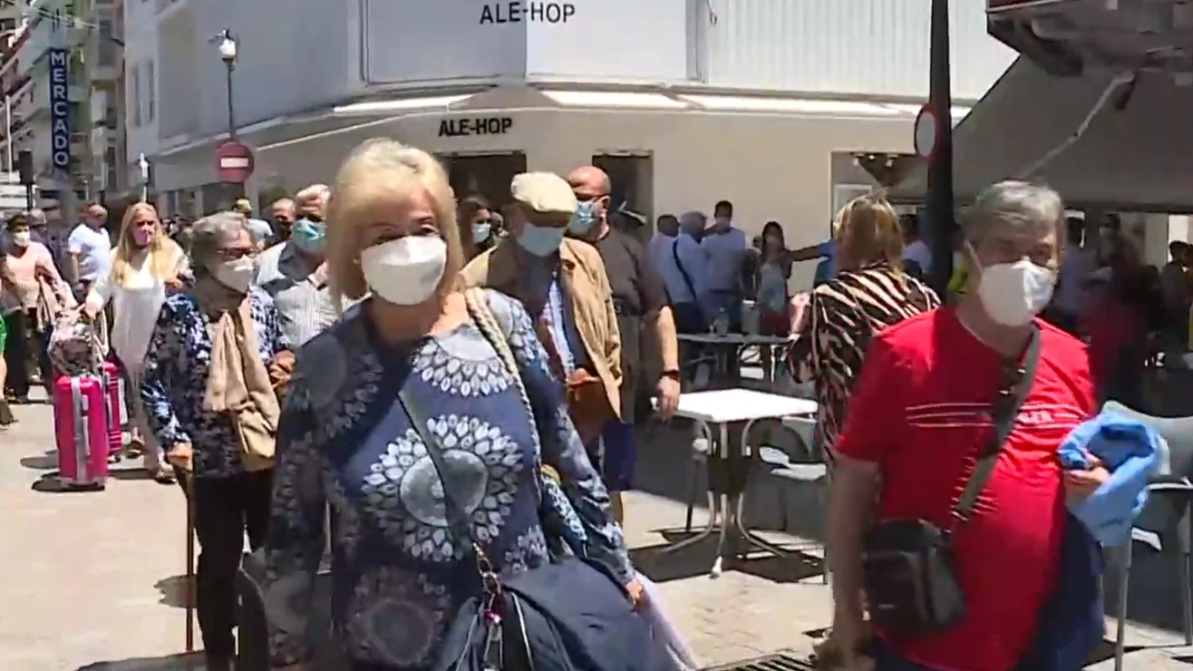 Un grupo de mayores llega a Benidorm en un viaje sustitutivo del Imserso