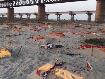 India comienza a enterrar cadáveres en la orilla de los ríos ante el colapso de los crematorios por la COVID-19