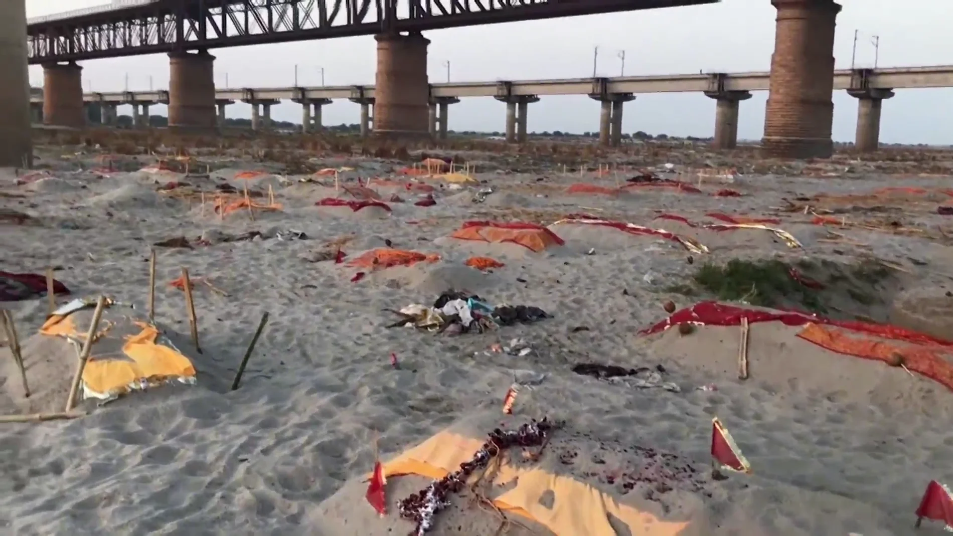 India comienza a enterrar cadáveres en la orilla de los ríos ante el colapso de los crematorios por la COVID-19