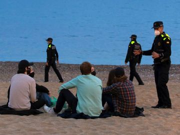 Varios policías patrullan por la playa de la Barceloneta, en Barcelona Varios policías patrullan por la playa de la Barceloneta, en Barcelona
