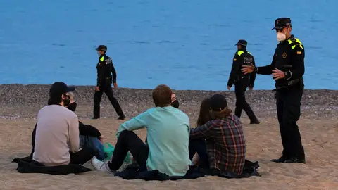 Varios policías patrullan por la playa de la Barceloneta, en Barcelona Varios policías patrullan por la playa de la Barceloneta, en Barcelona