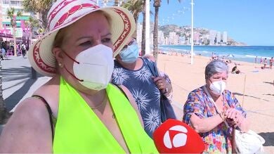 Los mayores vacunados disfrutan de la playa en Benidorm mientras peligra la llegada del turismo británico