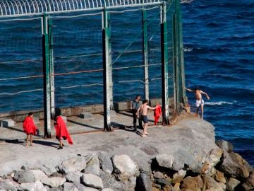 Migrantes a nado entrando en Ceuta 