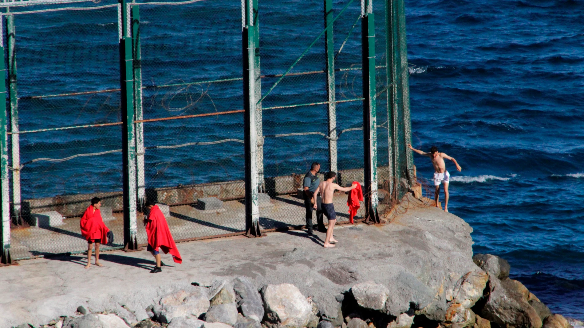 Migrantes a nado entrando en Ceuta 