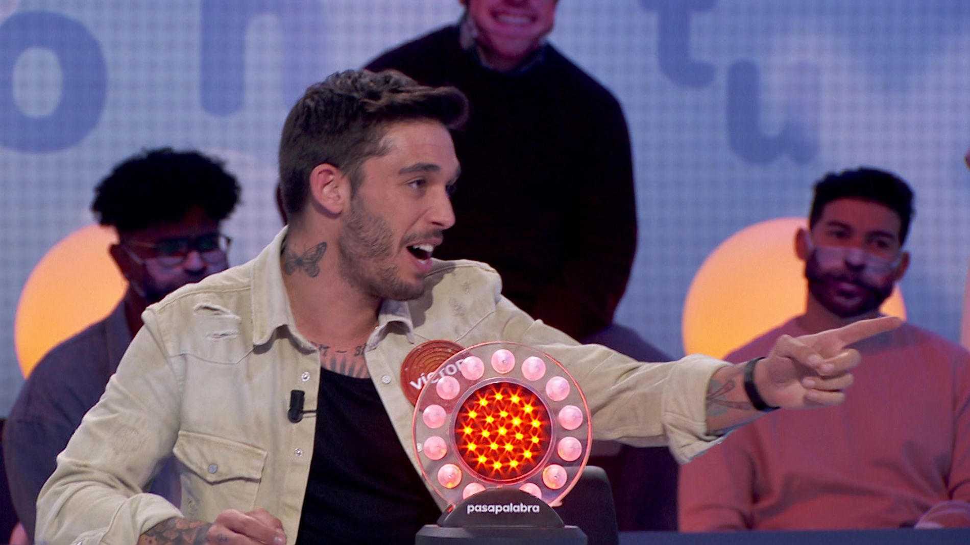 V&iacute;ctor El&iacute;as se atreve a cantar para ganar a Willy B&aacute;rcenas: &ldquo;Otro mes que no cobro&rdquo; 