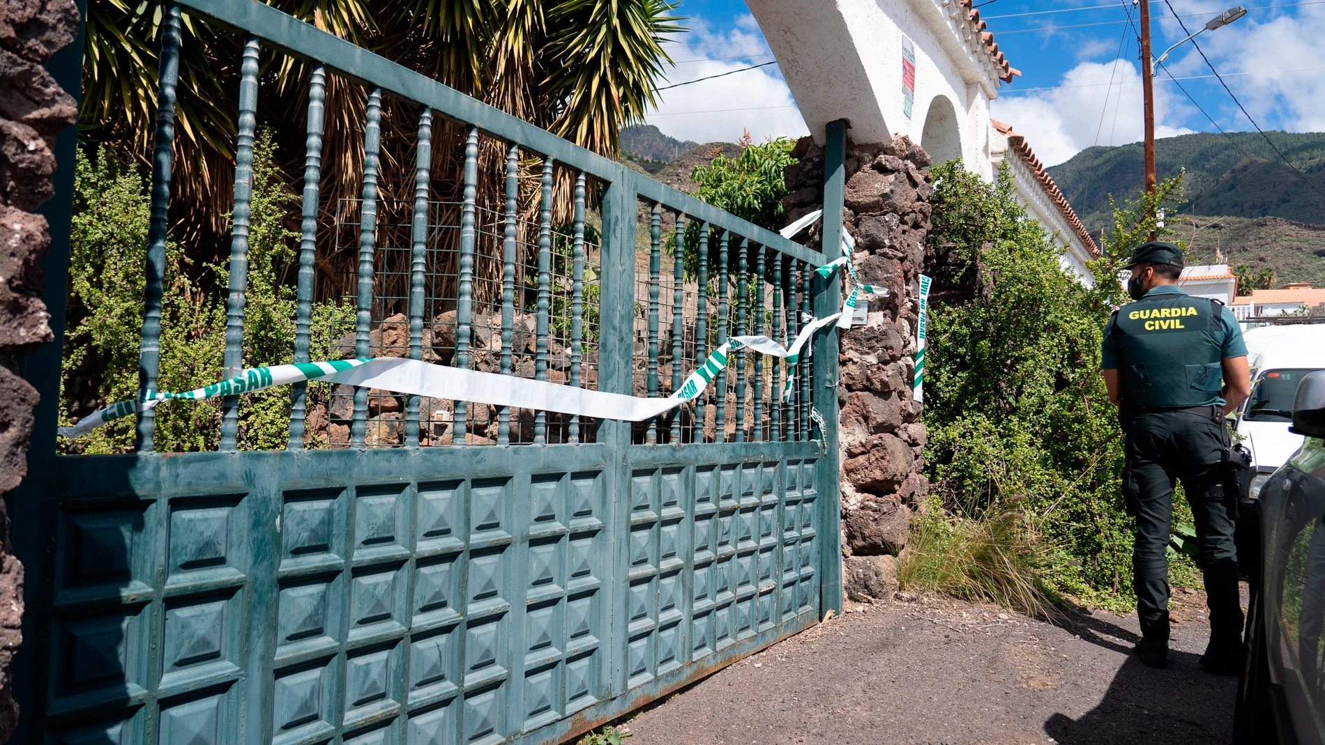La puerta de la casa del padre de las niñas desaparecidas en Tenerife