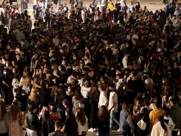 Una multitud de personas celebra el fin del estado de alarma en España