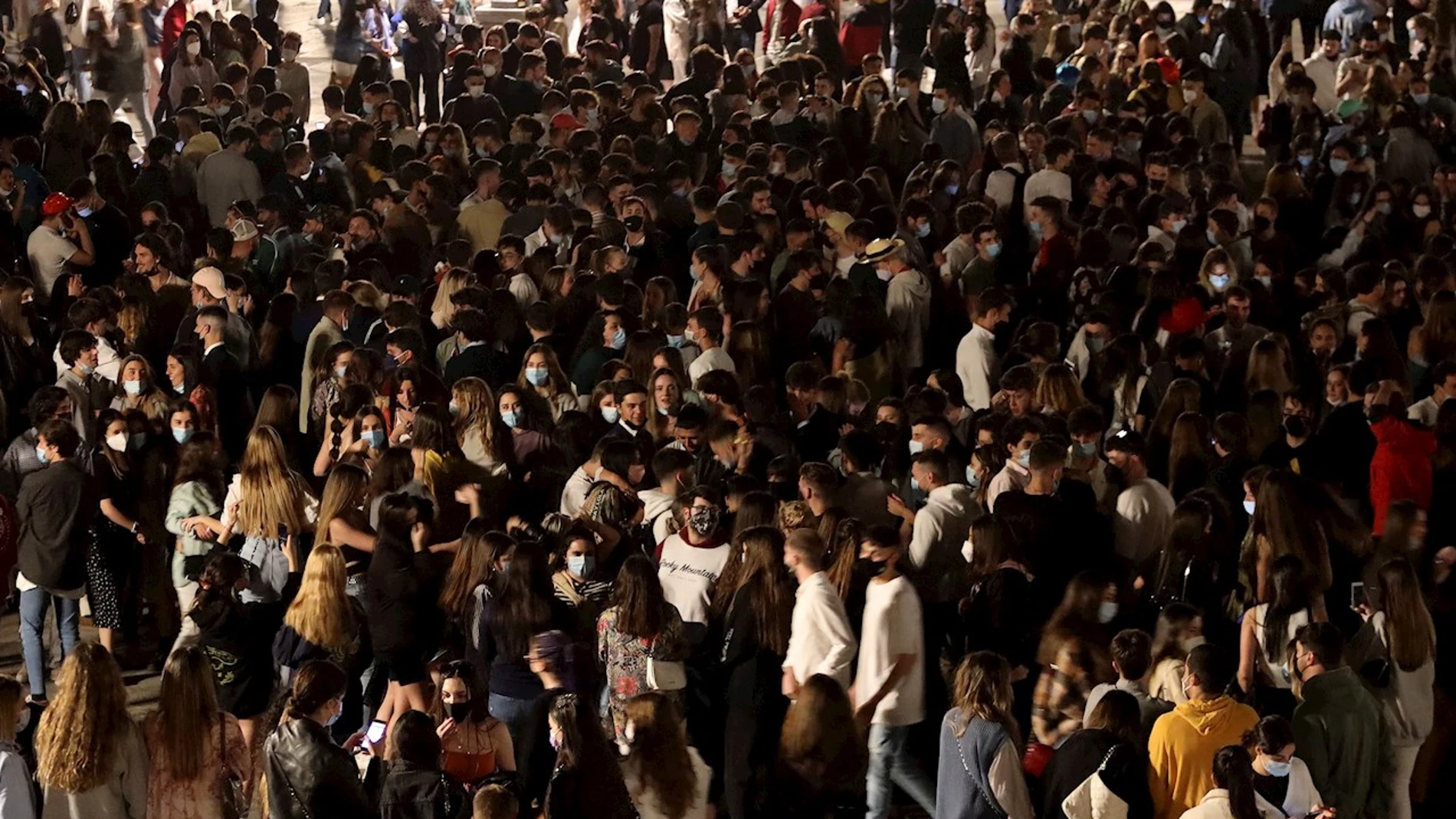 Una multitud de personas celebra el fin del estado de alarma en España