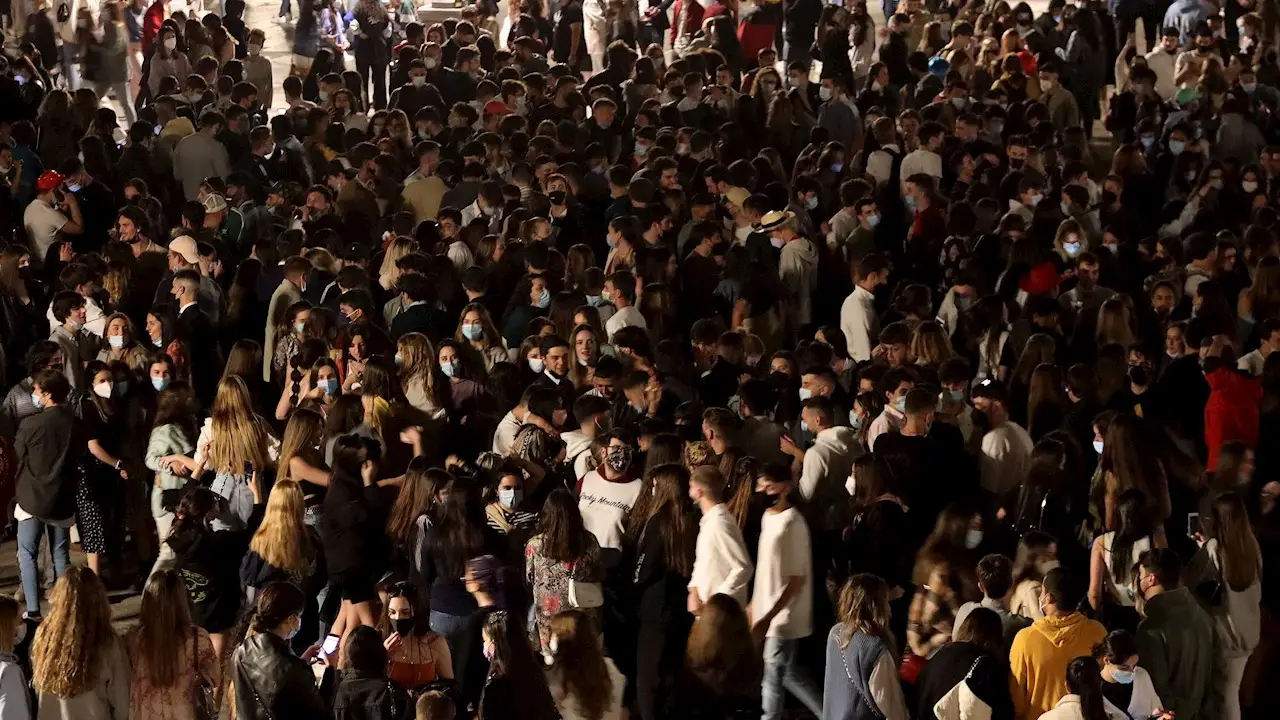 Una multitud de personas celebra el fin del estado de alarma en Espa&ntilde;a