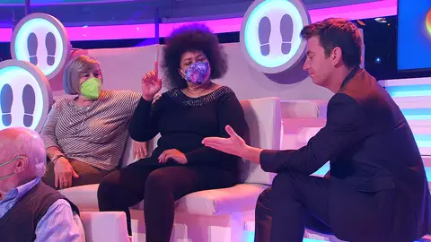 Arturo Valls deja que le lean las manos en ‘¡Ahora caigo!’ Arturo Valls deja que le lean las manos en ‘¡Ahora caigo!’