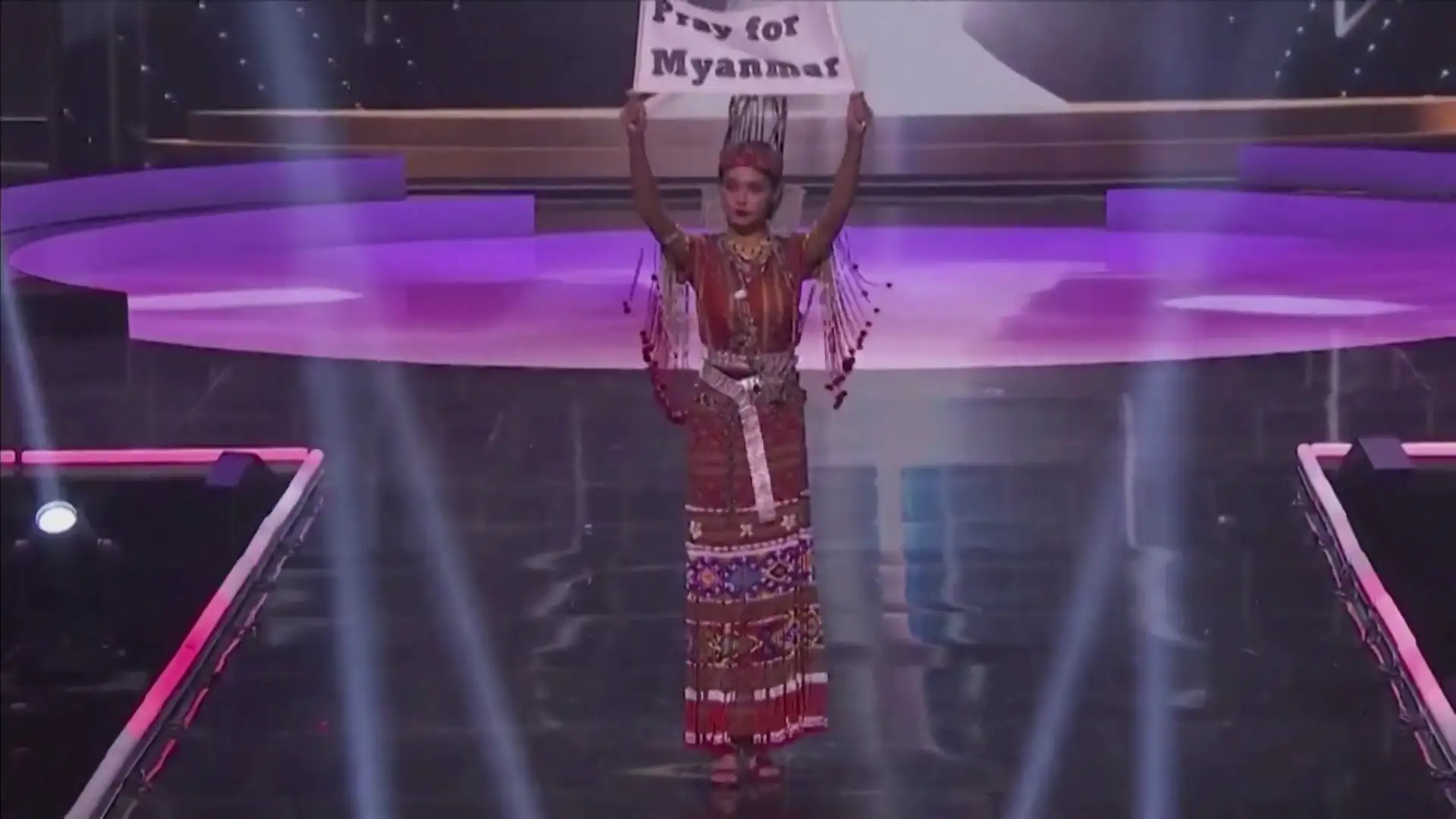 Miss Birmania aprovecha el certamen de Miss Universo para denuncia la represión militar en su país Miss Birmania aprovecha el certamen de Miss Universo para denuncia la represión militar en su país