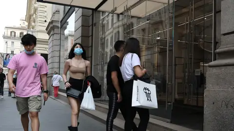 Varias personas pasean por Roma Varias personas pasean por Roma