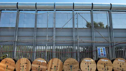 Decenas de migrantes entran a la fuerza por Melilla Decenas de migrantes entran a la fuerza por Melilla