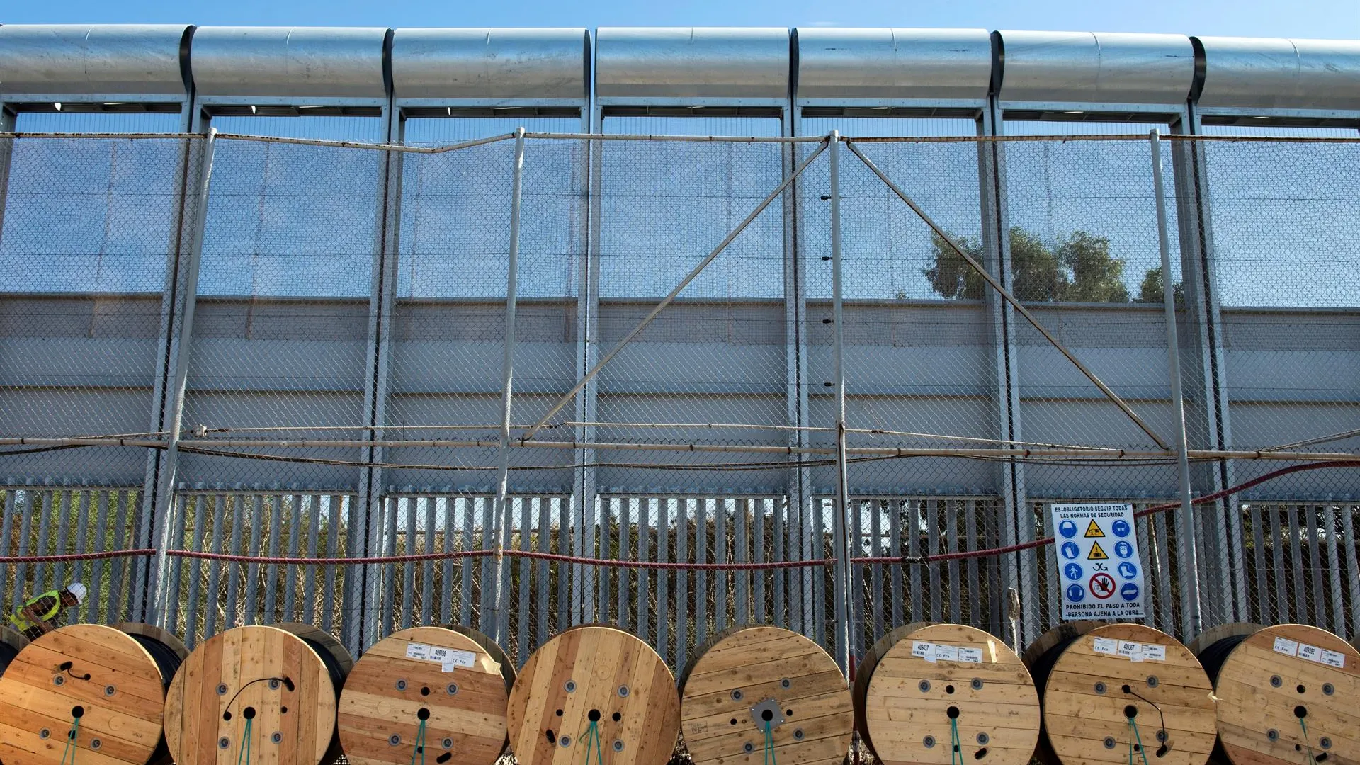 Decenas de migrantes entran a la fuerza por Melilla