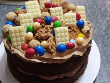 Aprende a hacer esta increíble tarta de cumpleaños para los amantes del chocolate. 