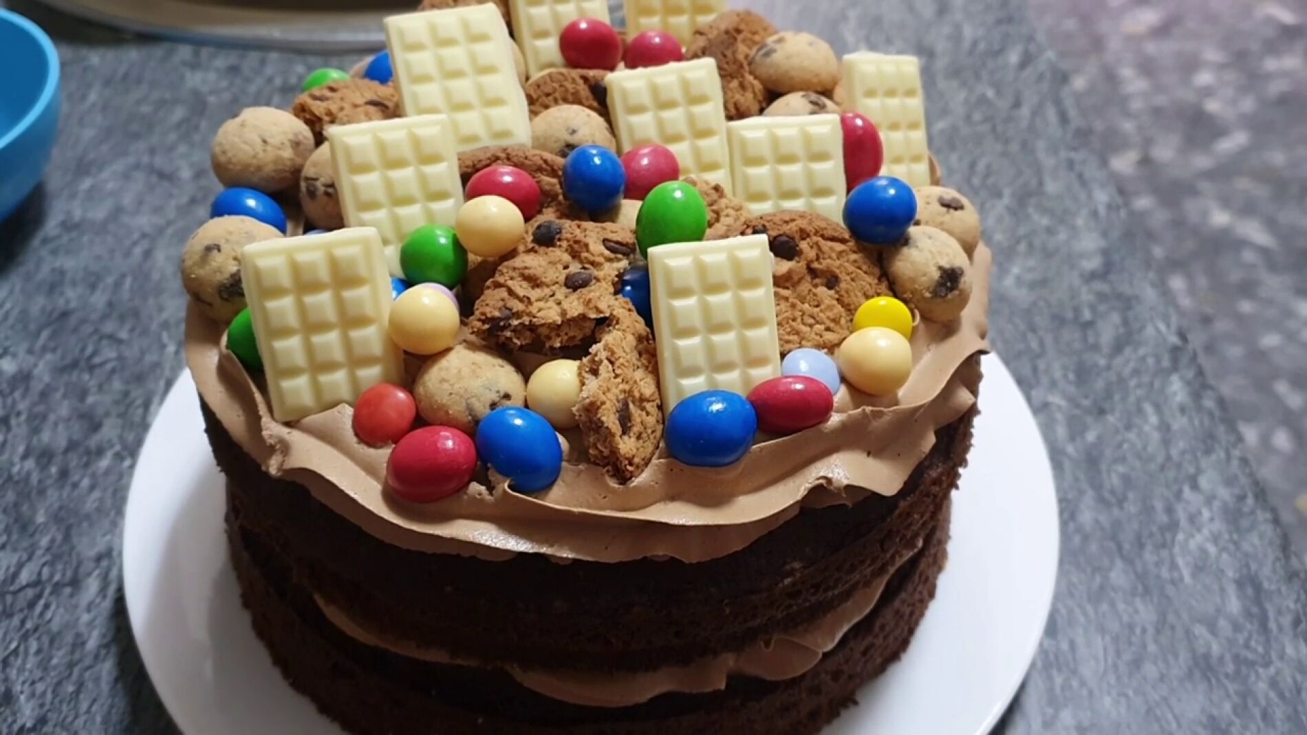 Aprende a hacer esta increíble tarta de cumpleaños para los amantes del chocolate. 