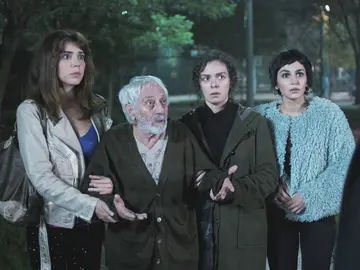 Bahar, Ceyda y Bersan entregan a Cem un ‘paquete’ muy inesperado en 'Mujer' Bahar, Ceyda y Bersan entregan a Cem un ‘paquete’ muy inesperado en 'Mujer'