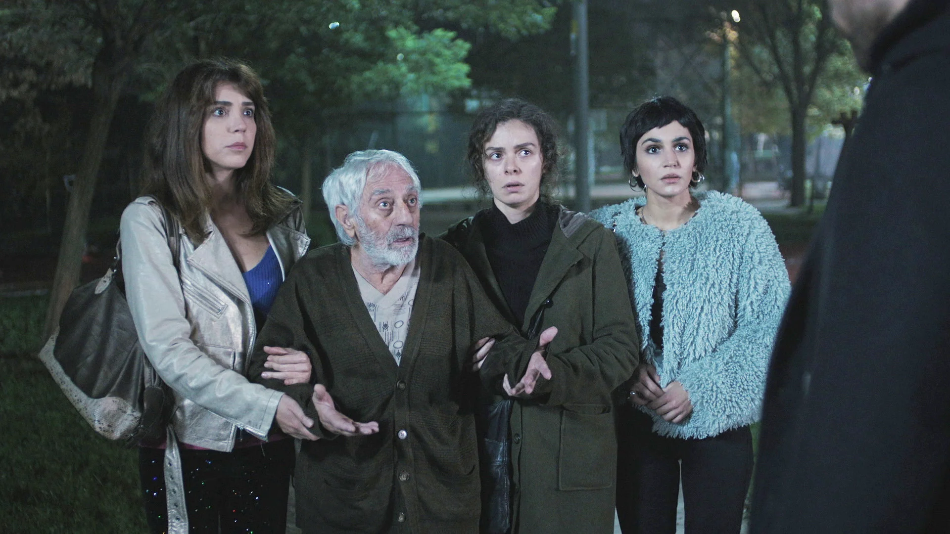 Bahar, Ceyda y Bersan entregan a Cem un ‘paquete’ muy inesperado en 'Mujer' Bahar, Ceyda y Bersan entregan a Cem un ‘paquete’ muy inesperado en 'Mujer'